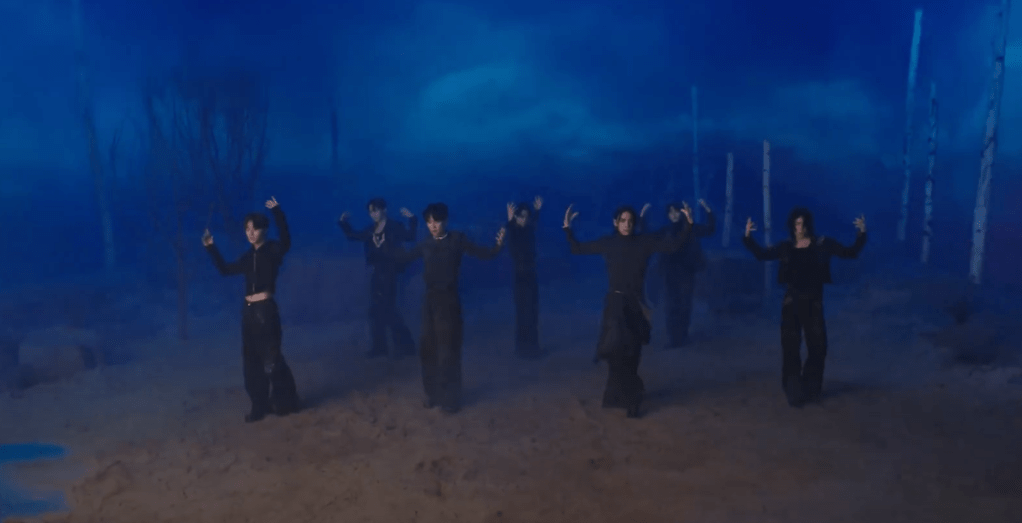 Cena do MV de "BIBORA" do álbum Sequence com os membros do SF9 dançando em um cenário todo azul