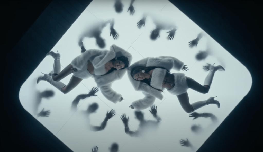 Cena do MV de "No More (Ma Boy)" para o comeback do SISTAR19 com Bora e Hyolin deitadas em um fundo branco cheio de silhuetas