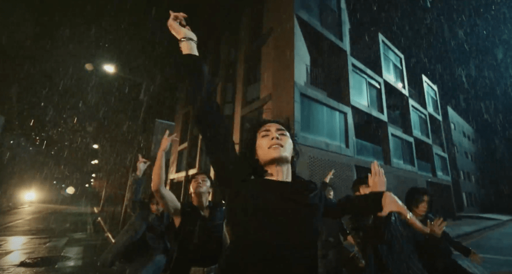 Cena do MV de "BIBORA" do álbum Sequence com os membros do SF9 dançando embaixo de chuva
