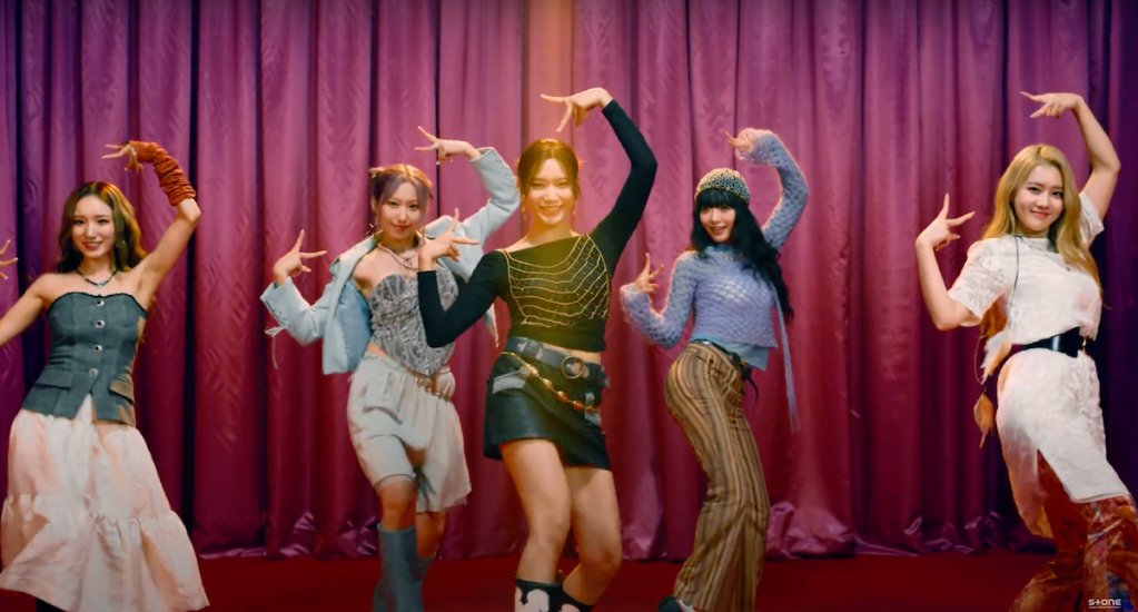 Andamiro, Mika, Sion, Yeyoung e Zoe dançando no MV de Voyage para o debut do Geenius