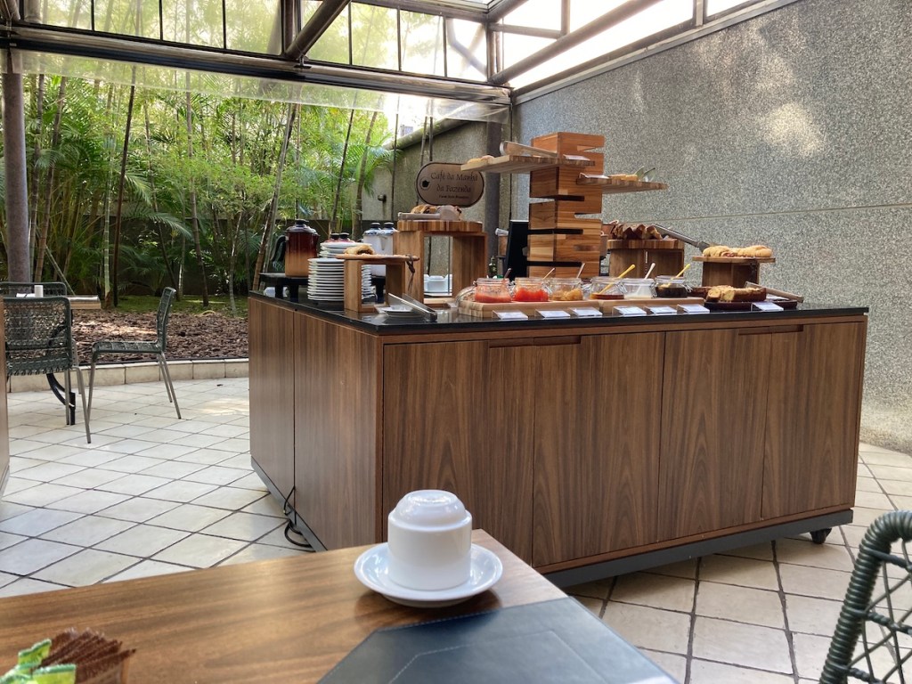 Salão onde é servido o café da manhã no hotel Estanplaza Paulista em São Paulo