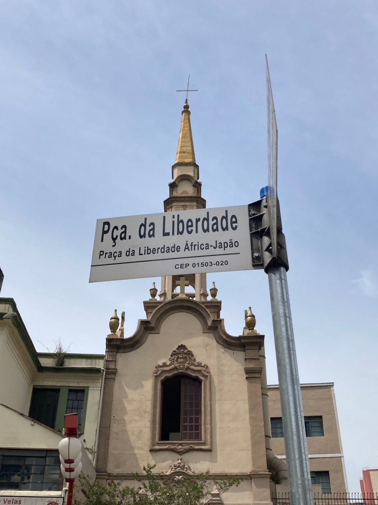 Placa com o novo Moe da Praça da Liberdade África-Japão no bairro Liberdade em São Paulo