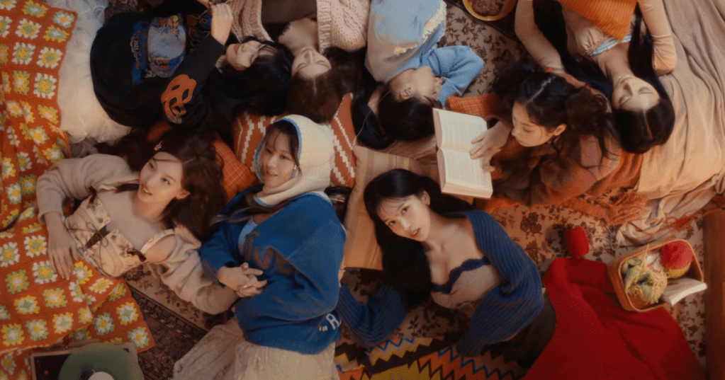 Cena do MV de "I Got You" com todas as integrantes do TWICE deitadas no chão, com Mina olhando para a câmera
