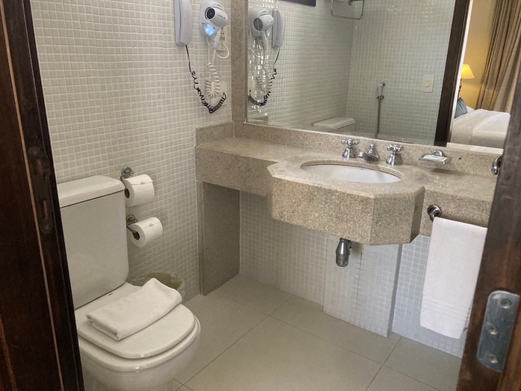 Banheiro dentro do quarto no hotel Estanplaza Paulista em São Paulo