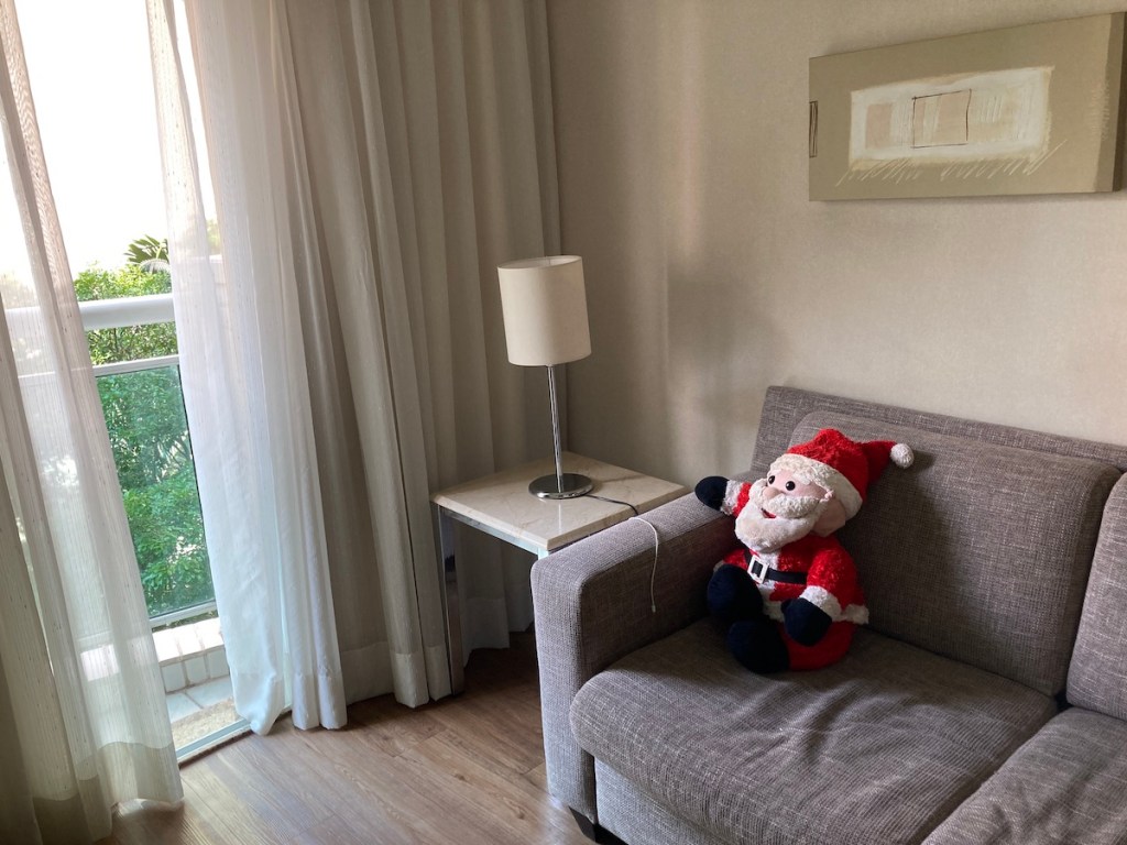 Sofá ao lado da sacada no hotel Transamerica Executive Perdizes em São Paulo