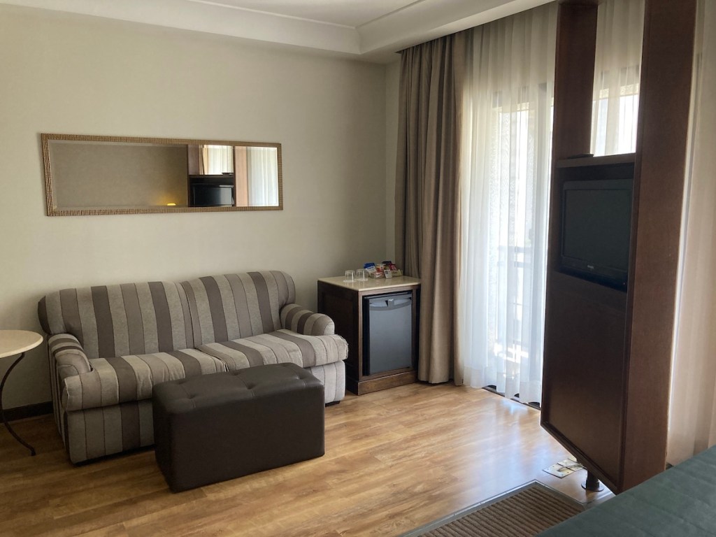 So fá ao lado de uma das sacadas do quarto no hotel Estanplaza Paulista em São Paulo