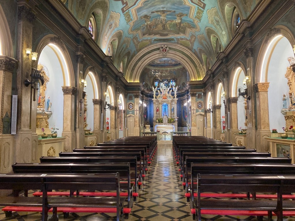 Imagem por dentro da Igreja da Santa Cruz das Almas dos Enforcados no bairro Liberdade em São Paulo