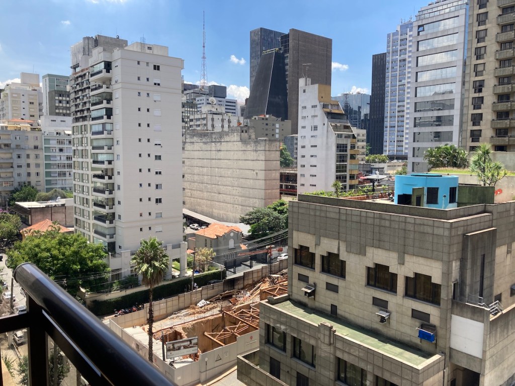 Vista durante o dia de uma das sacadas do quarto no hotel Estanplaza Paulista em São Paulo