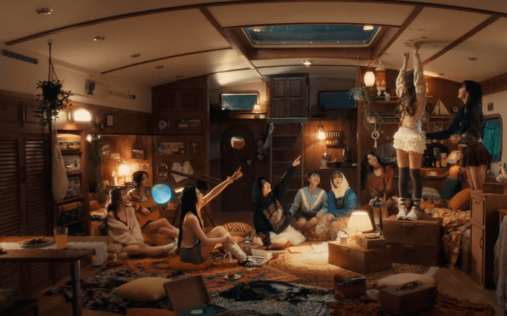 Cena do MV de "I Got You" com todas as integrantes do TWICE reunidas em uma sala aconchegante dentro de um navio