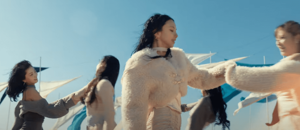 Cena do MV de "I Got You" do TWICE com coreografia em dupla entre as meninas