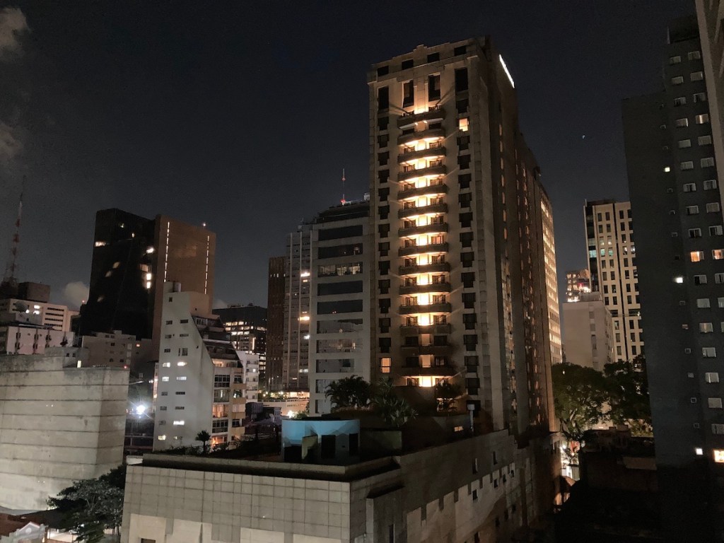 Vista noturna de uma das sacadas do quarto no hotel Estanplaza Paulista em São Paulo