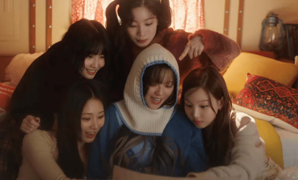 Cena do MV de "I Got You" com Momo, Dahyun, Tzuyu, Jeongyeon e Nayeon do TWICE olhando para algo juntas