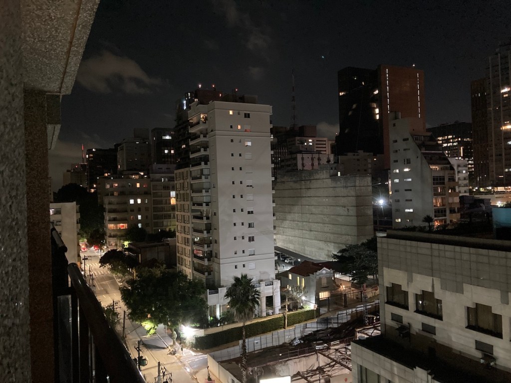 Vista noturna de uma das sacadas do quarto no hotel Estanplaza Paulista em São Paulo
