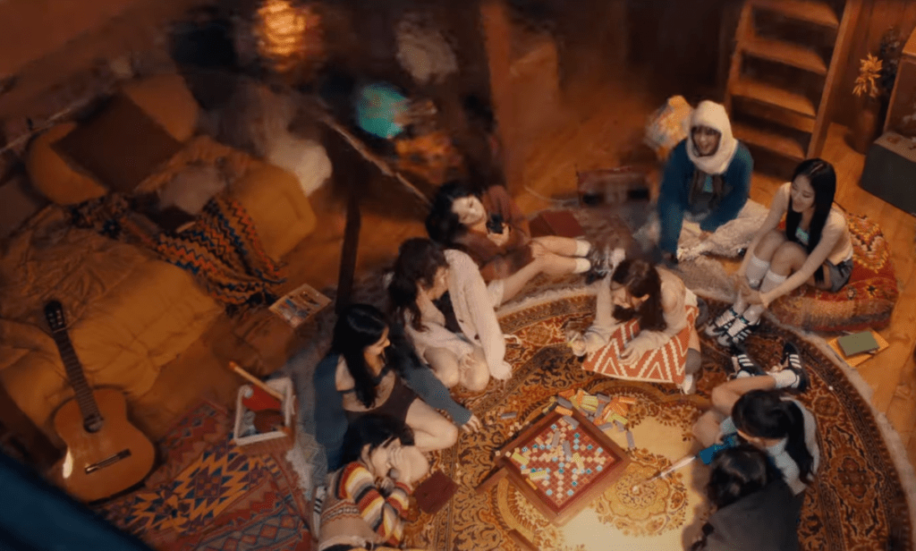 Cena do MV de "I Got You" com todas as integrantes do TWICE formando uma roda em uma sala aconchegante dentro de um navio