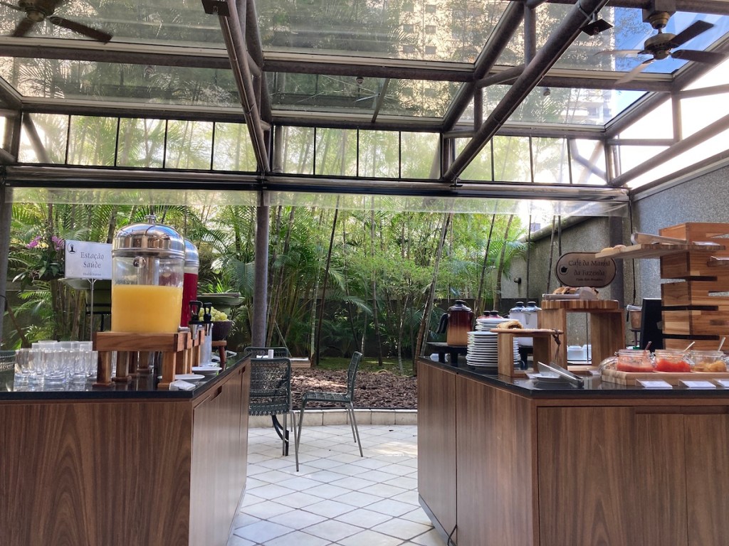 Salão onde é servido o café da manhã no hotel Estanplaza Paulista em São Paulo