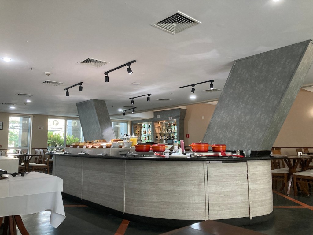 Salão onde o café da manhã é servido no hotel Transamerica Executive Perdizes em São Paulo