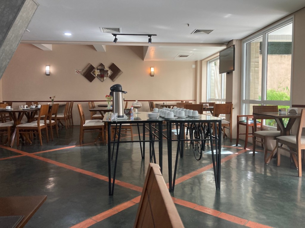 Salão onde o café da manhã é servido no hotel Transamerica Executive Perdizes em São Paulo