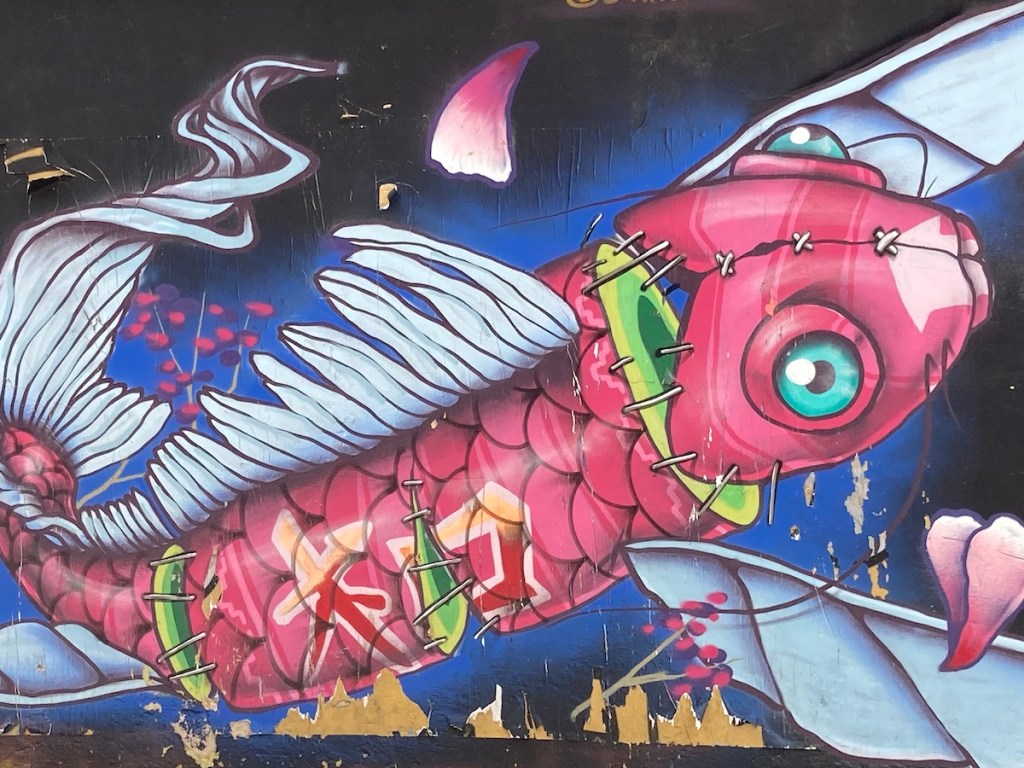 Arte urbana com imagem de carpa no bairro Liberdade em São Paulo