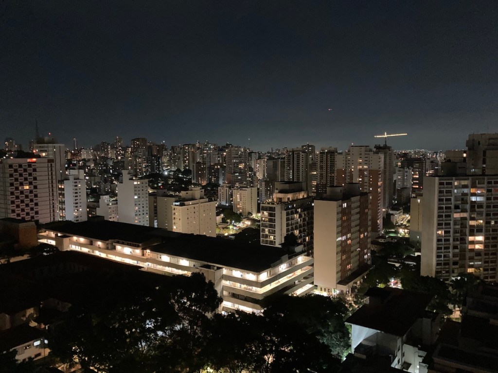 Vista noturna do horizonte de prédios do terraço do hotel Transamerica Executive Perdizes em São Paulo