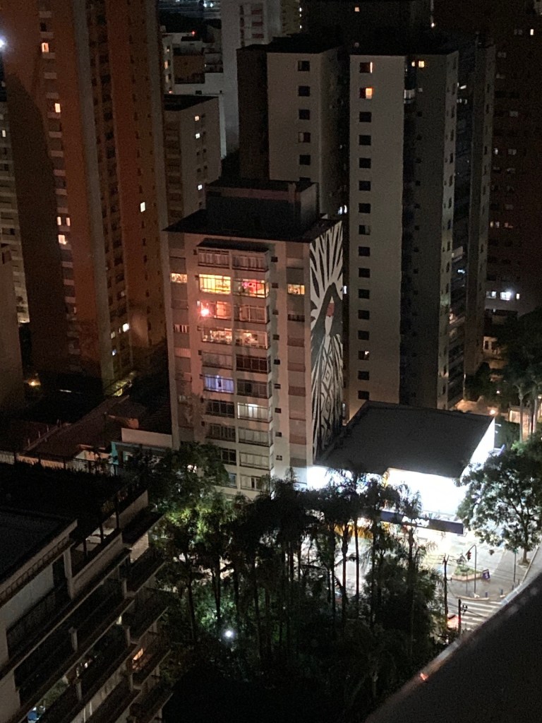 Vista noturna do horizonte de prédios do terraço do hotel Transamerica Executive Perdizes em São Paulo