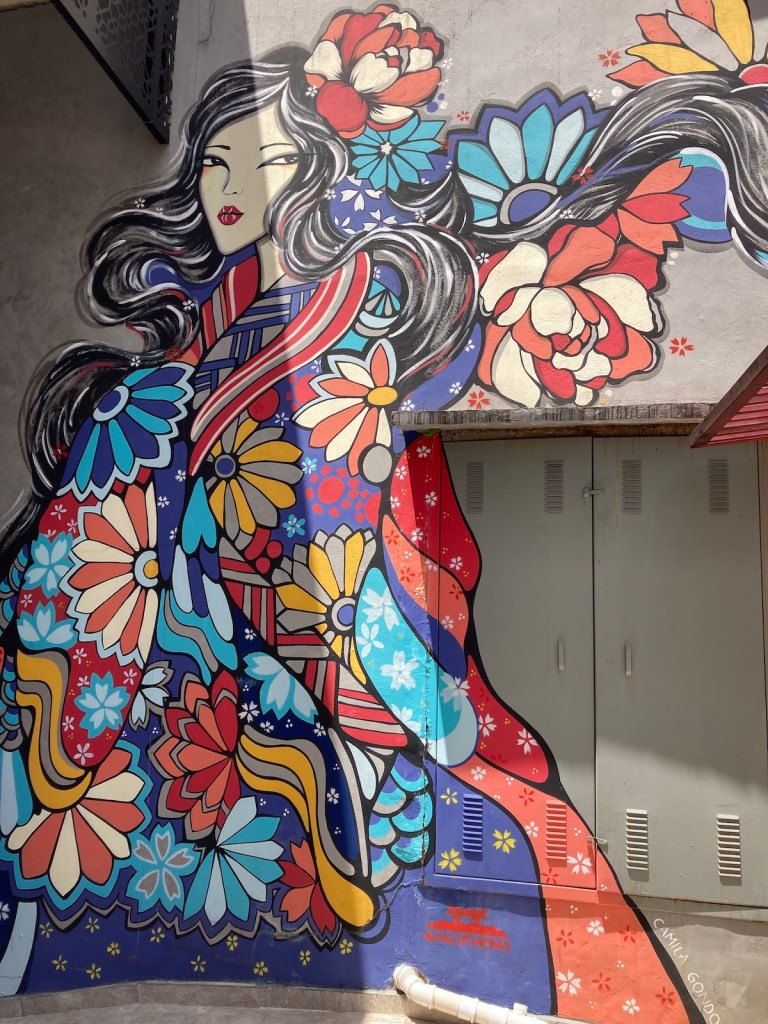 Arte urbana com imagem de japonesa com quimono na fachada do mercado Nandemoyá no bairro Liberdade em São Paulo