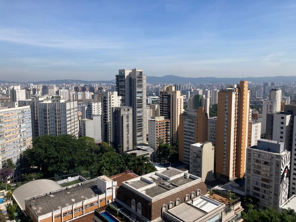 Vista do horizonte de prédios durante o dia do terraço do hotel Transamerica Executive Perdizes em São Paulo