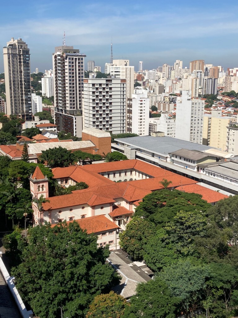 Vista do horizonte de prédios durante o dia do terraço do hotel Transamerica Executive Perdizes em São Paulo