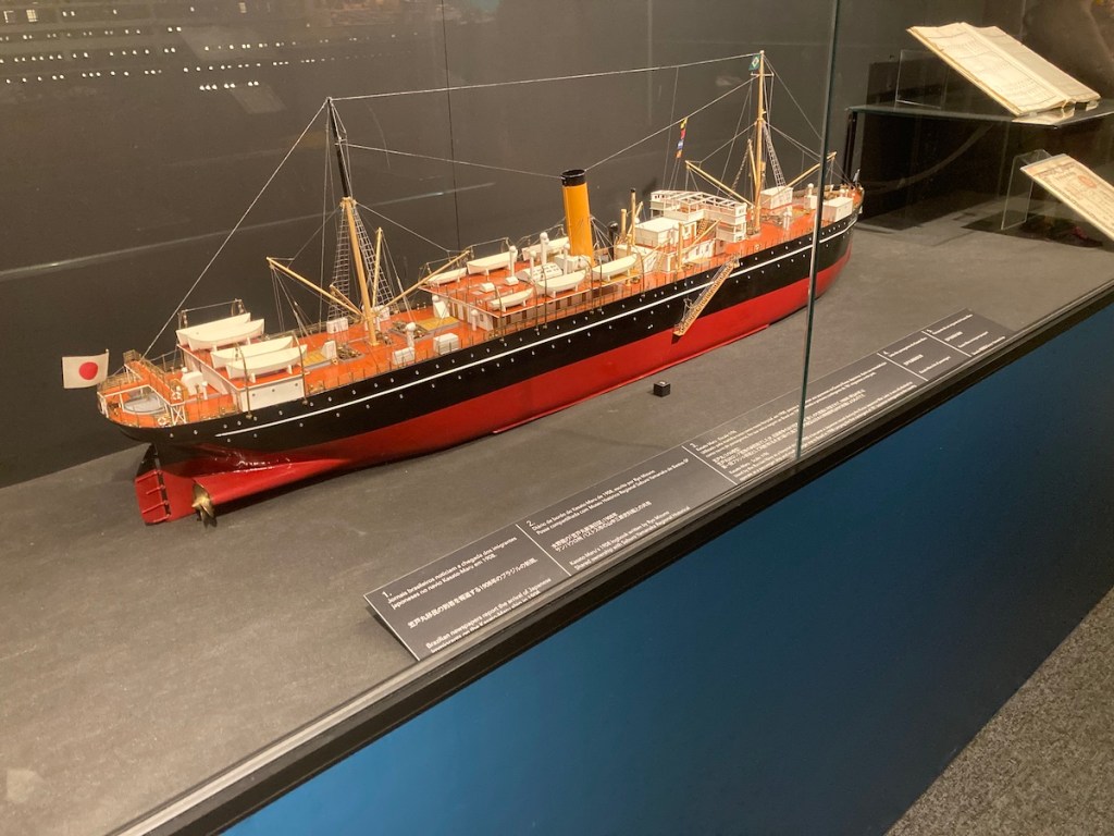 Detalhe do navio Kasato Maru em miniatura exposto no Museu Histórico da Imigração Japonesa no Brasil no bairro Liberdade em São Paulo