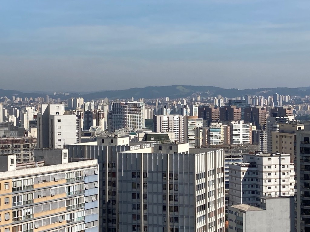 Vista do horizonte de prédios durante o dia do terraço do hotel Transamerica Executive Perdizes em São Paulo