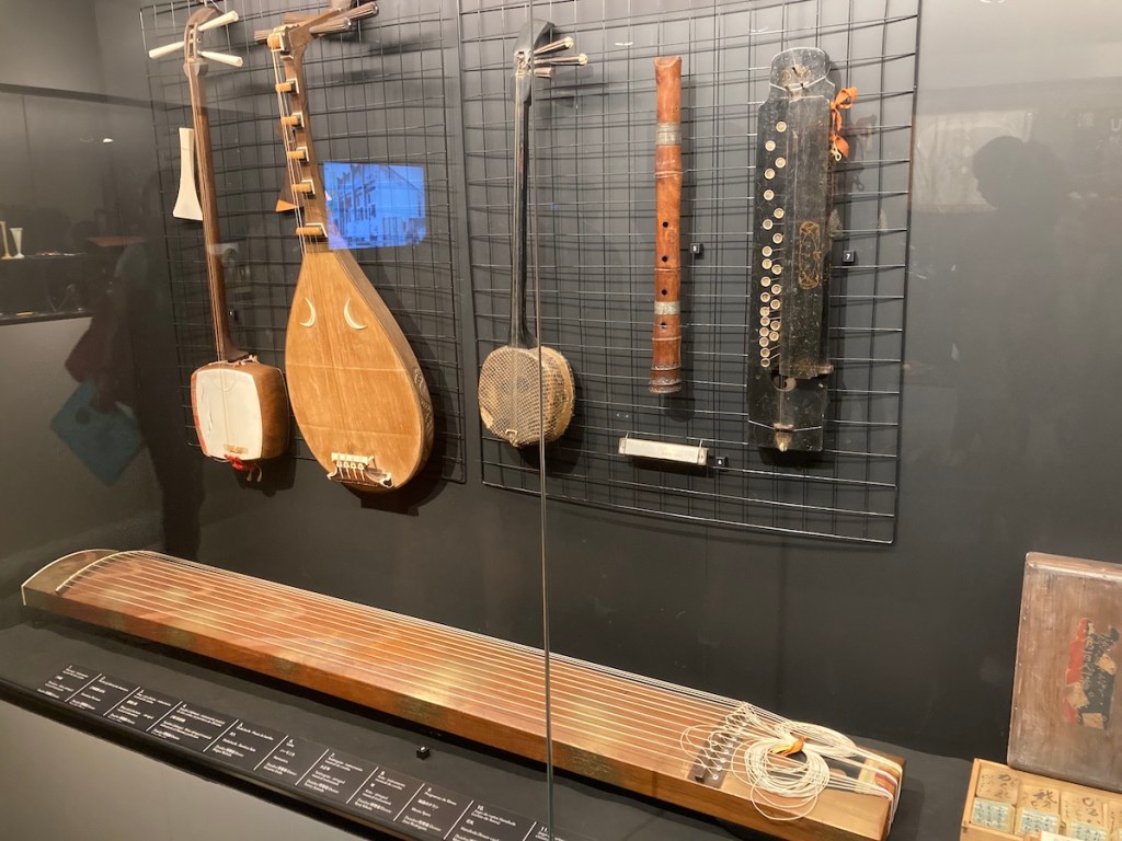 Detalhe de instrumentos musicais tradicionais expostos no Museu Histórico da Imigração Japonesa no Brasil no bairro Liberdade em São Paulo