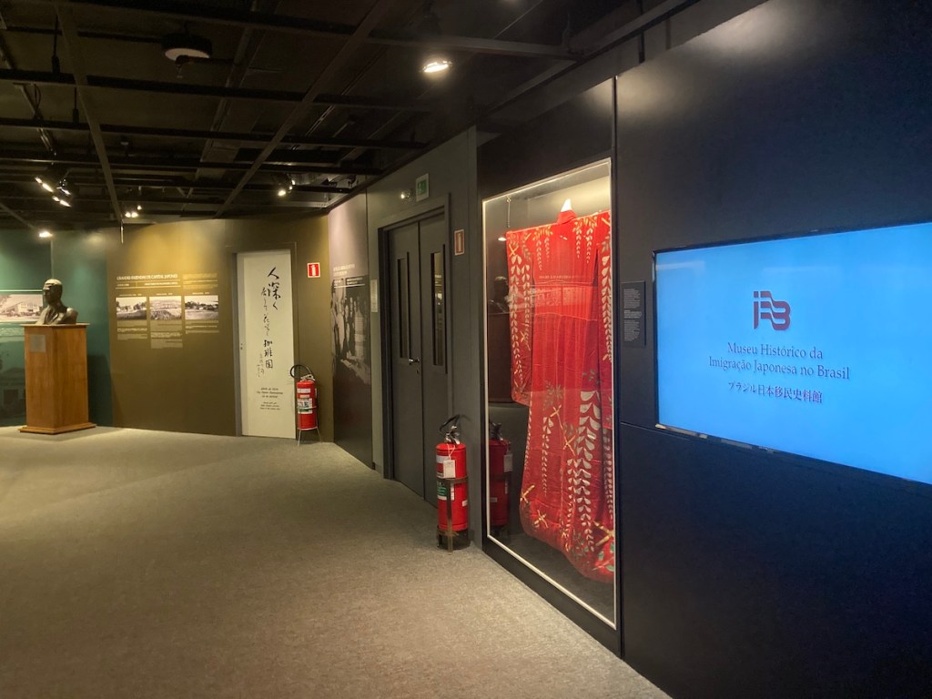 Corredor com exposição no Museu Histórico da Imigração Japonesa no Brasil no bairro Liberdade em São Paulo
