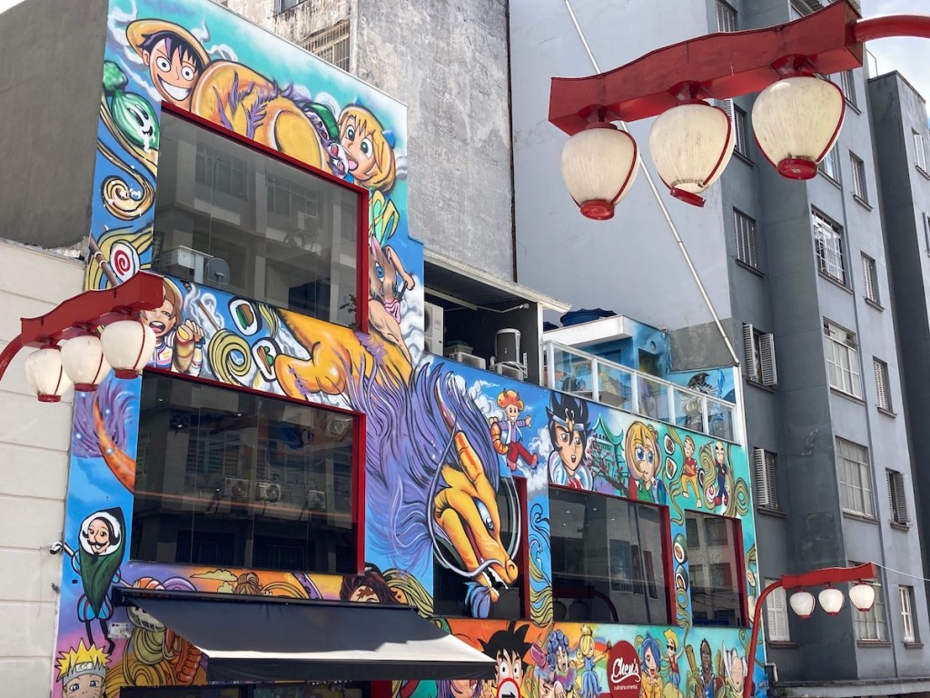 Imagem de um dos murais de arte urbana no bairro Liberdade em São Paulo