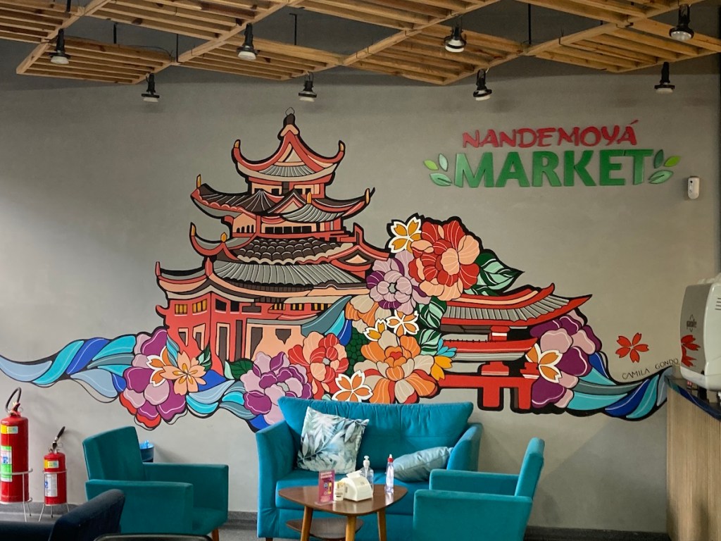 Arte urbana com imagem de japonesa com quimono dentro do mercado Nandemoyá no bairro Liberdade em São Paulo