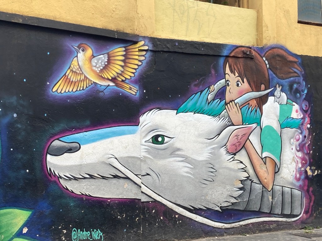 Arte urbana com imagem do filme A Viagem de Chihiro no bairro Liberdade em São Paulo