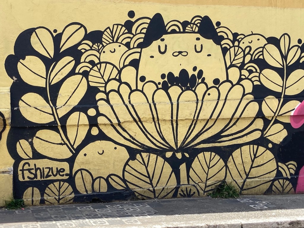 Arte urbana com imagem de desenho no bairro Liberdade em São Paulo