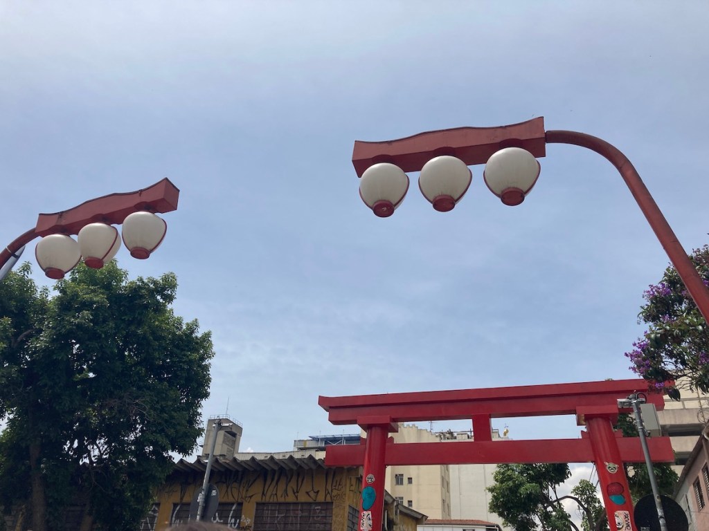 Vista parcial do Portal Toori e das luminárias vermelhas na Rua Galvão Bueno no bairro Liberdade em São Paulo