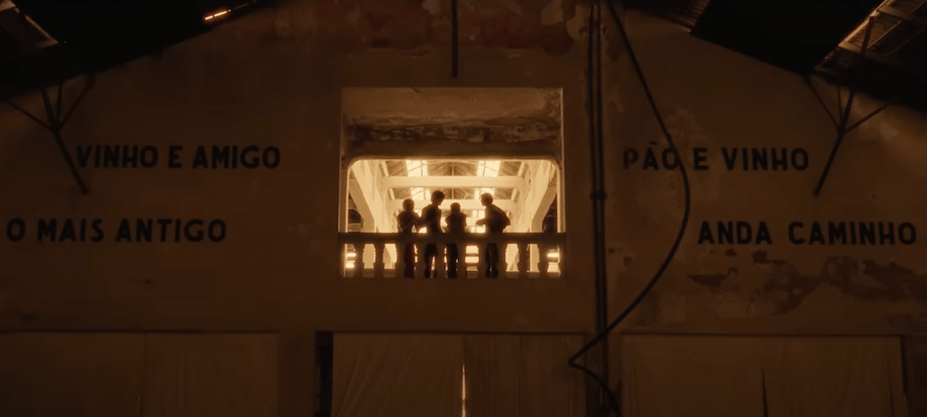 Cena com silhueta de quatro membros do RIIZE no MV do single "Impossible"