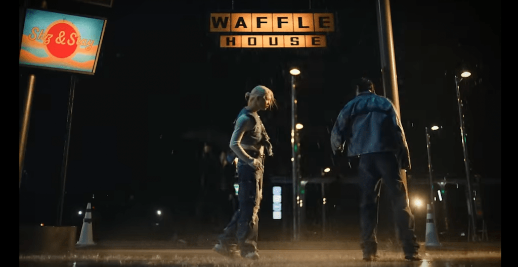 Trecho do MV de "Lose My Breath" do Stray Kids com Charlie Puth em cena noturna na chuva com Felix e Hyunjin