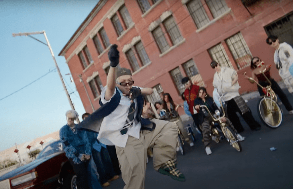 Cena do MV de "WORK" do álbum Golden Hour: Part.1 do ATEEZ com dança na rua