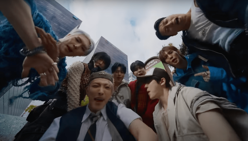 Cena do MV de "WORK" do álbum Golden Hour: Part.1 com todos os membros do ATEEZ olhando para a câmera