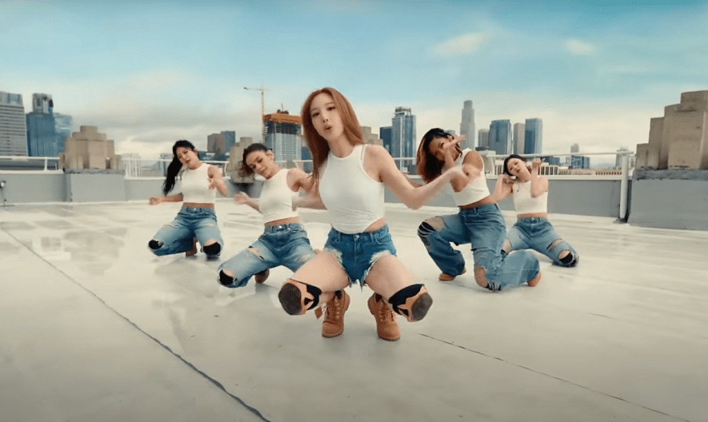 Cena do MV da música ABCD do álbum NA da Nayeon em primeiro comeback solo. Ela dança com dançarinas no topo de um prédio