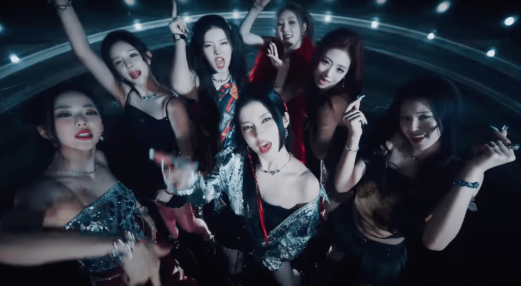 Cena do MV do single "FOREVER" do BABYMONSTER com todas olhando para a câmera enquanto cantam