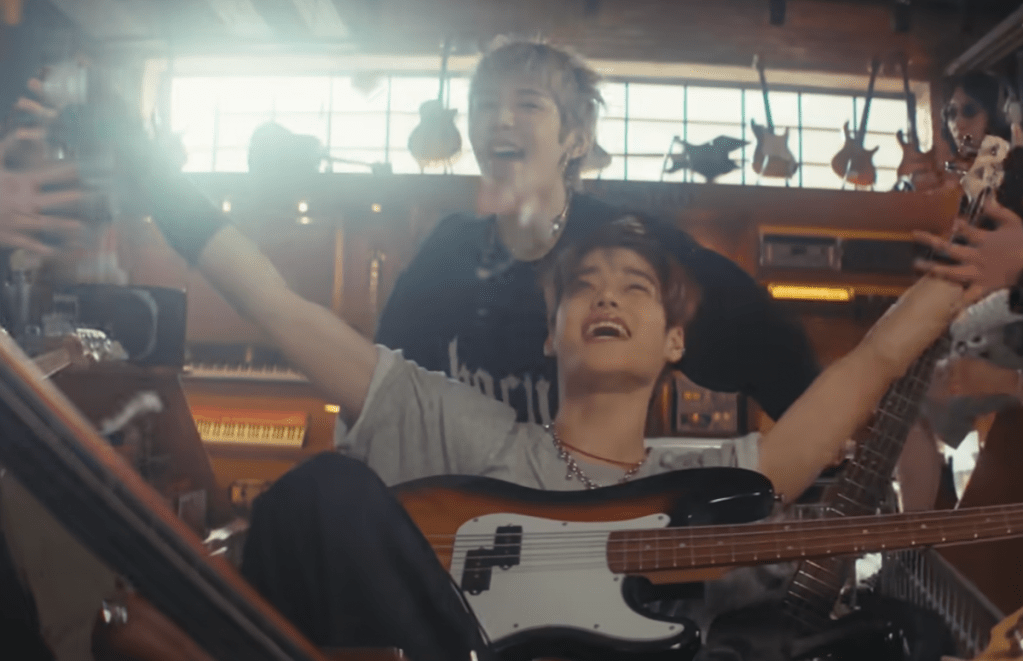 Cena do MV de "Boom Boom Bass" do álbum RIIZING com Shotaro e Sohee do RIIZE se divertindo