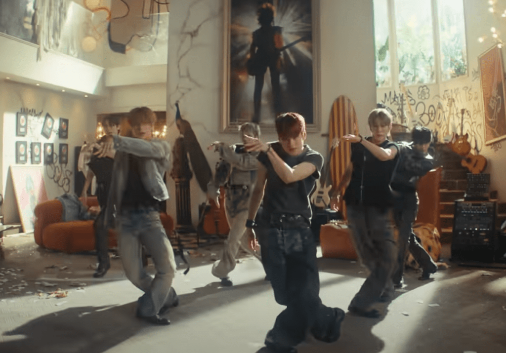 Cena do MV de "Boom Boom Bass" do álbum RIIZING com todos os membros do RIIZE dançando em uma sala cheia de claridade