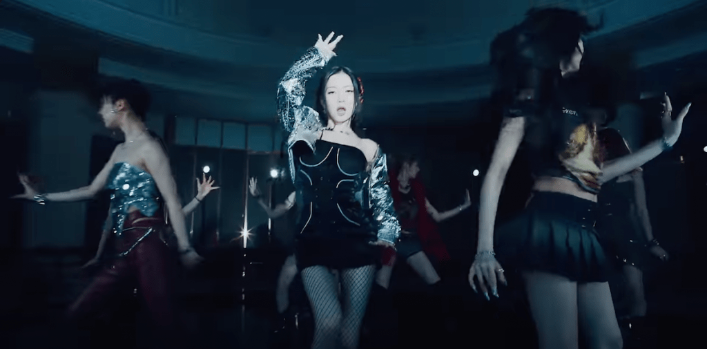 Cena do MV do single "FOREVER" do BABYMONSTER com cena de dança em um ambiente escuro