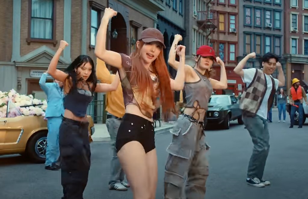 Cena do MV da música ABCD do álbum NA da Nayeon em primeiro comeback solo. Ela dança na rua com dançarinos