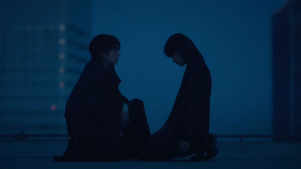 Jeonghan e Wonwoo no MV "Last Night" do álbum THIS MAN, um de frente para o outro, apenas as silhuetas 