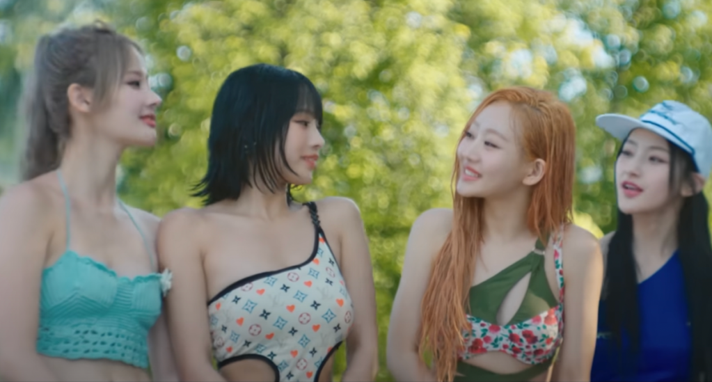 Cena do MV de "Sticky" do KISS OF LIFE. Close nas meninas, com Belle, Natty, Julie e Haneul (da esquerda para a direita)