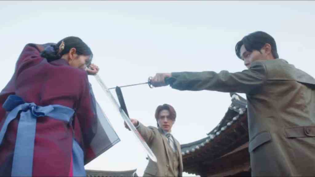 Cena do K-Drama Tale of the Nine Tailed 1938 com Hong Joo, Lee Yeon e Mu Young em um confronto direto com espadas