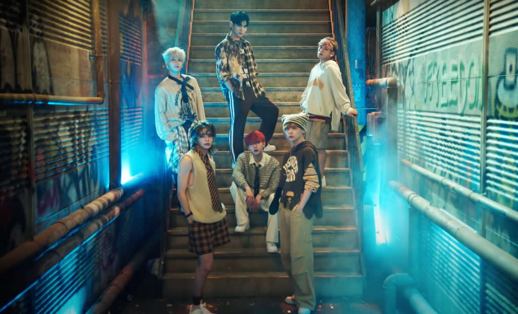 Cena do MV de Vanilla Choco Shake do álbum Sweet Tape do WAKER com todos os membros fazendo pose enquanto olham para a câmera